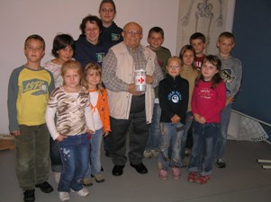 Hermann Blessing im Kreis des Jugendrotkreuz